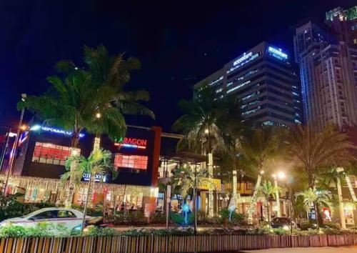 Spectacular Penthouse with Stunning Balcony in Eastwood Mall