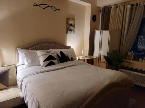 Spectacular Penthouse with Stunning Balcony in Eastwood Mall