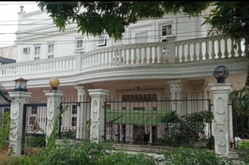 Lustria White Castle