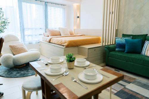 Breathtaking Eastwood City View with Free Pool Access