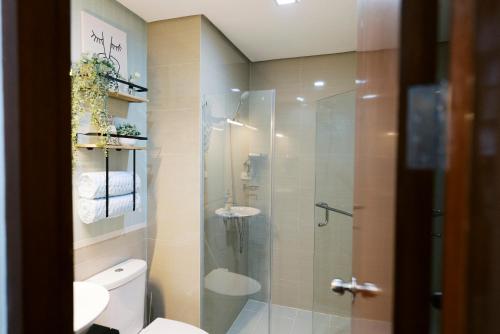 Breathtaking Eastwood City View with Free Pool Access