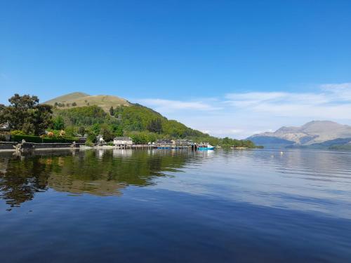 Cosy Lochside Cottage with Mountain and Sea Views