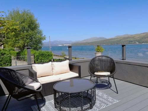 Cosy Lochside Cottage with Mountain and Sea Views