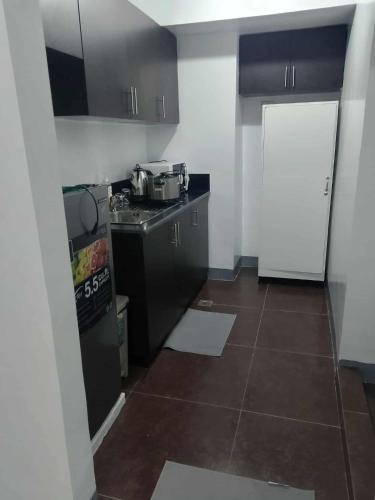 1 bedroom condo unit for 4 with balcony, pool, WIFI at Newport across NAIA T3