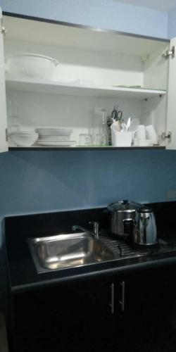 1 bedroom condo unit for 4 with balcony, pool, WIFI at Newport across NAIA T3