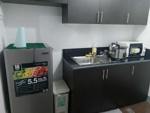 1 bedroom condo unit for 4 with balcony, pool, WIFI at Newport across NAIA T3