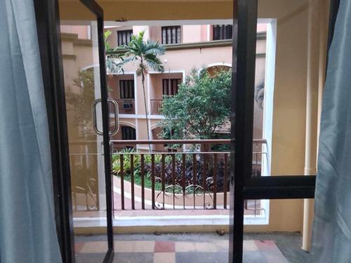 1 bedroom condo unit for 4 with balcony, pool, WIFI at Newport across NAIA T3