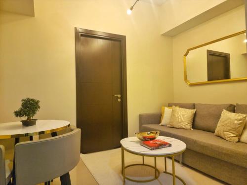 Your Stylish City Escape in Park Mckinley West with Breathtaking Views