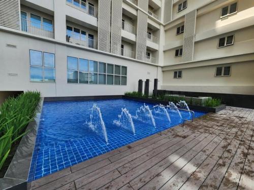 Your Stylish City Escape in Park Mckinley West with Breathtaking Views