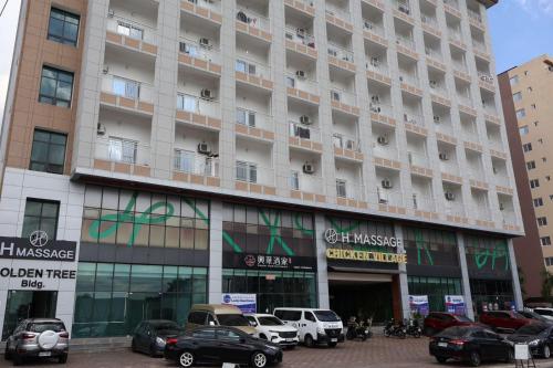 Modern Condo with Pool near Casinos in Clark