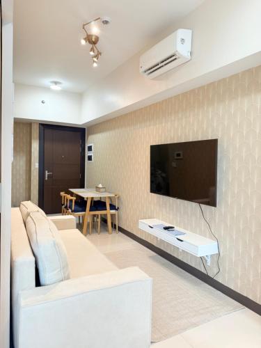 Uptown Parksuites Tower 1