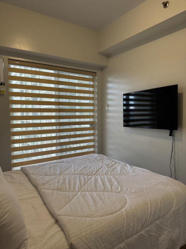 Cozy 2Br Condo Unit with Balcony Views