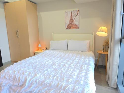Cosy BGC Uptown Parksuites with Nice Balcony City View and Ultra Fast Internet 300mbps
