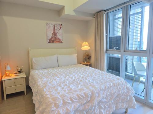 Cosy BGC Uptown Parksuites with Nice Balcony City View and Ultra Fast Internet 300mbps