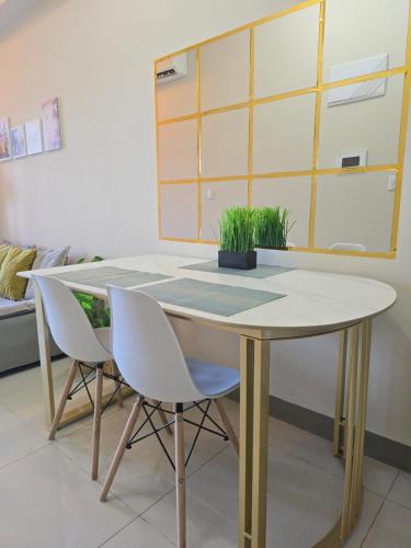 Cosy BGC Uptown Parksuites with Nice Balcony City View and Ultra Fast Internet 300mbps