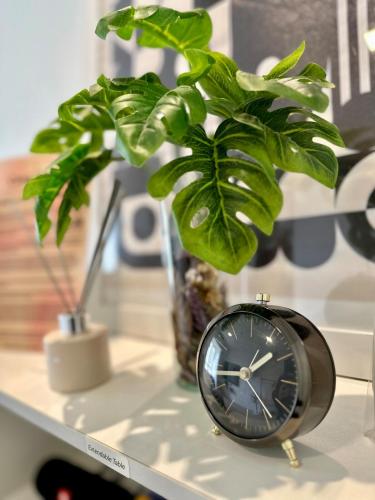 Studio Wifi with Free Pool Access and MRT Accessible near Timog