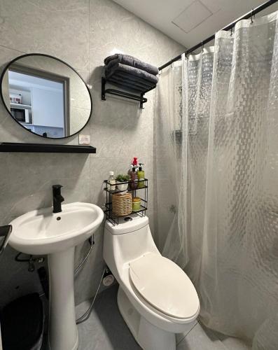 Studio Wifi with Free Pool Access and MRT Accessible near Timog