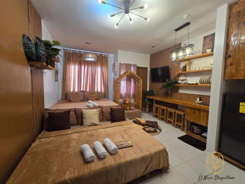 El Nissi Staycation, FAMILY & CONTEMPORARY CABIN, Adjacent Rooms, Enchanted Kingdom