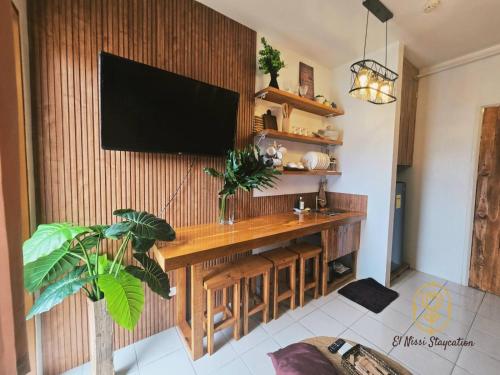 El Nissi Staycation, FAMILY & CONTEMPORARY CABIN, Adjacent Rooms, Enchanted Kingdom