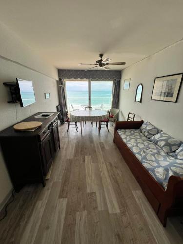 Cozy apartment with sea view