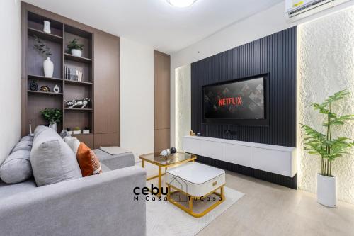 New Modern Pool Front Condo Near IT Park