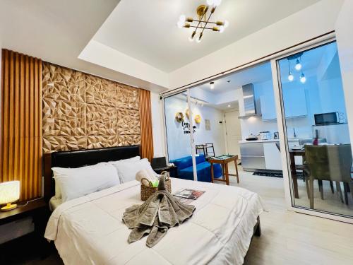 Scr GlamourINetFlixIBalconyICozy