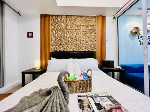 Scr GlamourINetFlixIBalconyICozy