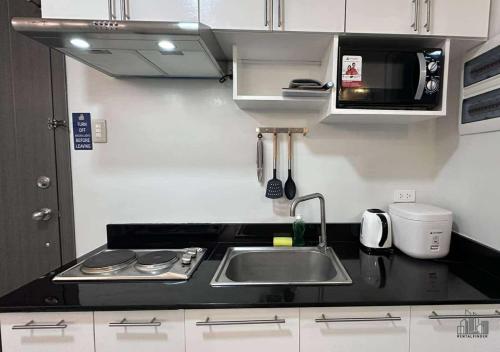 2BR Cozy Condo with a Balcony, FREE Pool, Gym Parking Near Airport - B2 6LusterB