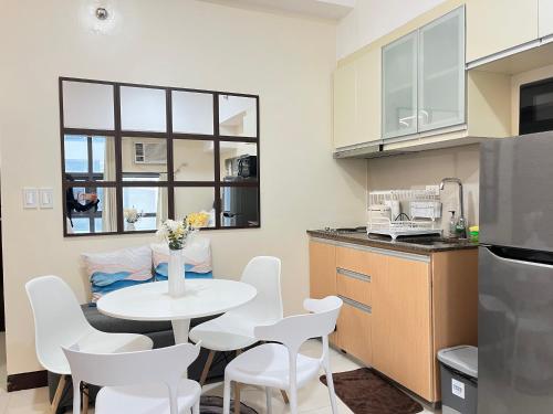 McKinley Studio, Walk to Venice Mall, Pool, 5G WiFi & Gym Access, Ste 14B