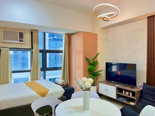 McKinley Studio, Walk to Venice Mall, Pool, 5G WiFi & Gym Access, Ste 14B