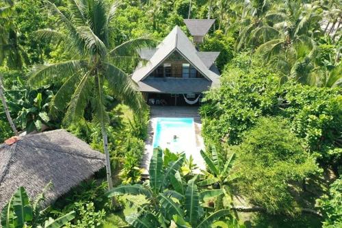Tropical Jungle Villa 5 min walk to Cloud 9
