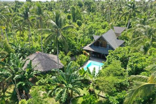 Tropical Jungle Villa 5 min walk to Cloud 9