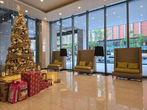 Very Cosy One Uptown near Grand Hyatt Hotel BGC Uptown Mall and St Lukes Medical Center