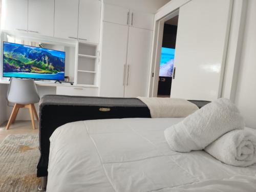 Modern Bright Cozy Stylish 1BR Venice BGC Balcony