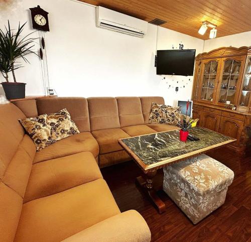 Prázdninový dům, Relax ve Vlčnovských búdách