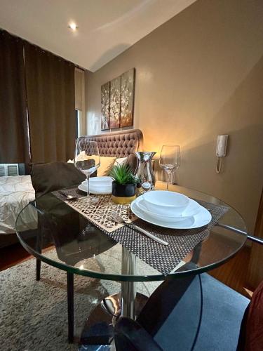 Condo Living - Pool, Balcony, Gym, Fast WiFi