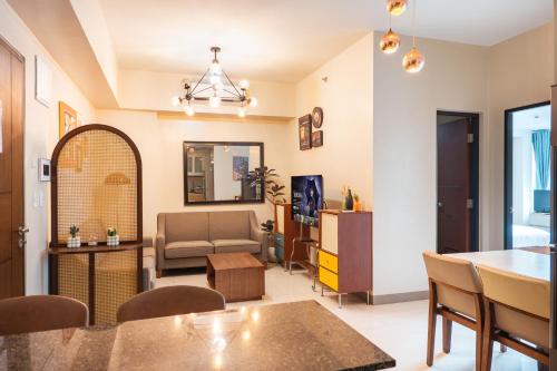 One Uptown 2 Bedroom with 3 Beds Uptown Mall View