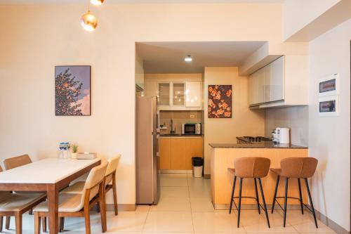 One Uptown 2 Bedroom with 3 Beds Uptown Mall View