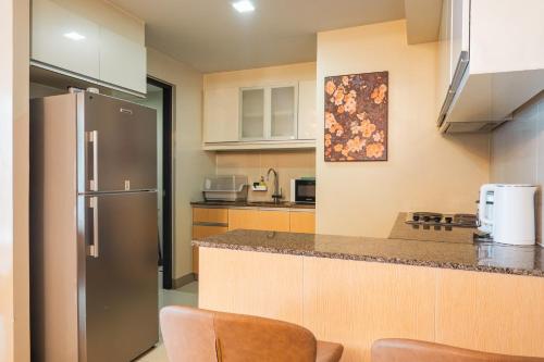 One Uptown 2 Bedroom with 3 Beds Uptown Mall View