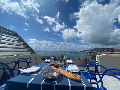 Suite avec 2 chambres d'hôtes pour 1 à 4 personnes avec vue mer, terrasse, parking privé, proche port et aéroport, petit déjeuner inclus