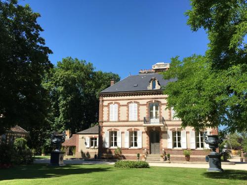 Château De Montabert