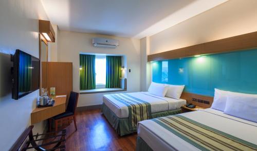 Microtel by Wyndham South Forbes