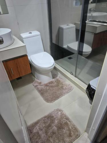 3BR 70sqm Free internet, Penthouse unit in Ermita, Manila near US Embassy