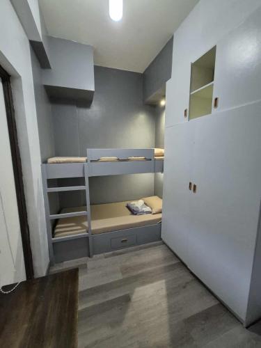 3BR 70sqm Free internet, Penthouse unit in Ermita, Manila near US Embassy