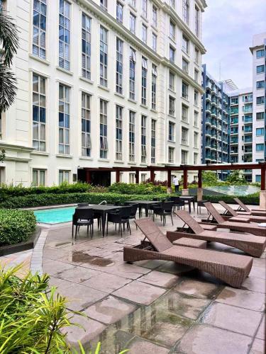 Big Studio Unit in Newport near NAIA w Balcony