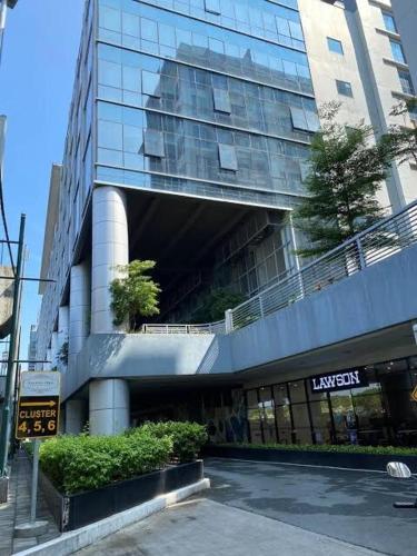 Walking Distance to NAIA Terminal 3 Newport City Condo with 400mbps WIFI and free 4K Netflix access