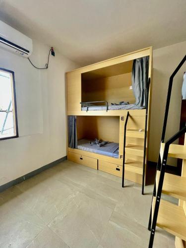 Isa- Hostel