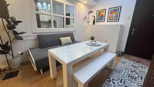 Cozy 1BR Pioneer Woodland SM Light Boni Mandaluyong