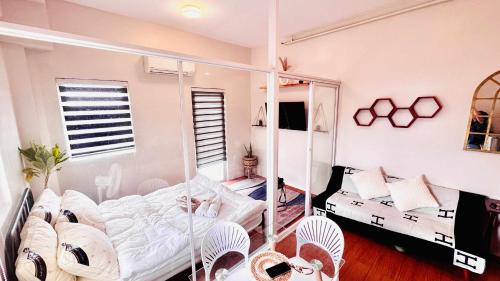 Minimalist Condo near NAIA Free Netflix Pool Balcony