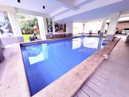 Minimalist Condo near NAIA Free Netflix Pool Balcony